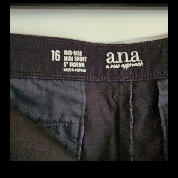 Womens St. John's Bay Mid Rise Secretly Slender 5" Chino Short - Picture 2 of 3